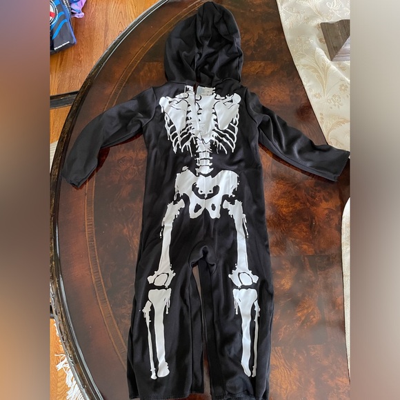 Skeleton costume for 6-12 months. Great condition used one for an hour. - Picture 2 of 3